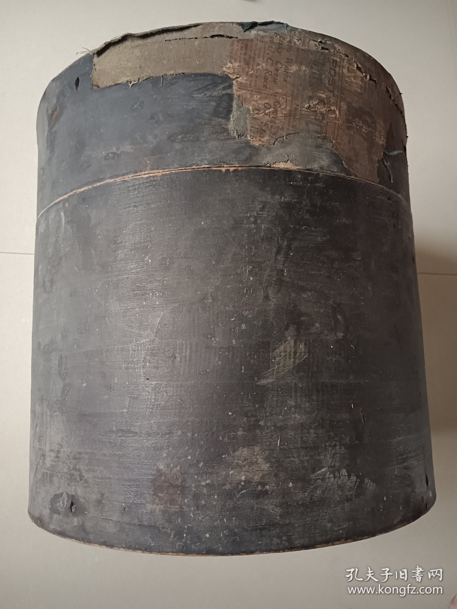 民国老帽盒 直径34.5高33.5 盒身两处小残洞图三四 ，图九老粘纸不是残