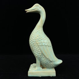宋汝窑天青釉鸭尊，高30厘米，直径15厘米
