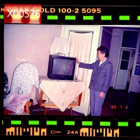 【老底片】室内电视机，八十年代576，135彩色负片底片一张