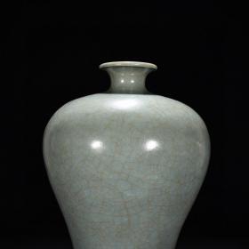 宋官窑青瓷梅瓶
高31厘米       宽20厘米