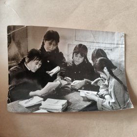 报社流出60年代黑白照片，革命女青年在学习【23】