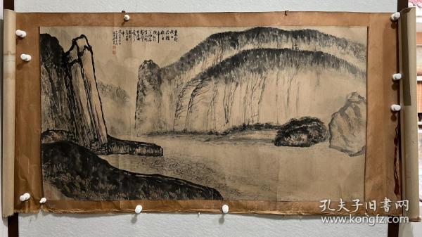 何世珍 著名画家四尺整纸山水  四川博物院副院长，何世珍先生山水作品，1989年所作。原装原裱，保真，请勿乱还价。
 装裱形式：手工传统横幅装裱
尺寸：四尺整纸
款识：瞿塘峡口冷烟低，白帝城头月向西。
唱到竹枝声咽处，寒猿晴鸟一时啼。省疗养院存，己巳年（1989年）夏云阳何世珍写。
 钤印：白涛（朱文）何世珍印

       作者简介：何世珍 1926年生，任四川省博物馆副馆长,