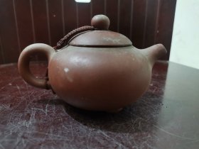 早期卢伟萍三足紫砂壶一个（盖微瑕疵见图）
