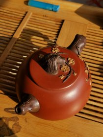 个人收藏使用的紫砂壶，汪寅仙制壶，老朱泥砂料，花器壶型，多孔注水，出水流畅。
