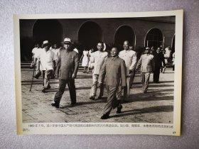 老照片：1963年7月，邓小平率中共代表团前往莫斯科与苏共会谈，刘少奇、周恩来、朱德等领导到机场送行
