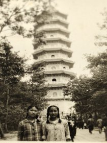 建国早期南京风景老照片长辫子美女在南京烈士塔前