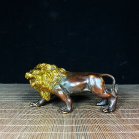 纯铜鎏金雄狮，高8厘米，长14厘米，重383克