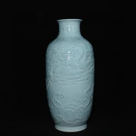 清乾隆年制单色釉雕刻龙鲤鱼龙纹冬瓜瓶，高44.5×21厘米