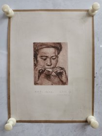 龙圣明 《创造与人才》杂志原副主编 龙圣明，[现代]一九四四年生，又名勒红。苗族，广西融水人。擅版画。广西艺术学院。铜版画~木叶声声，有签名保真 。