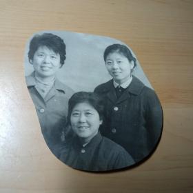 老照片–三名女性合影剪照