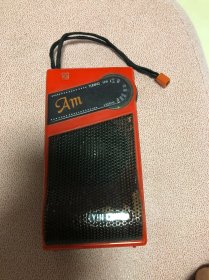 老的AM收音机，还能用，需一节大的电池。孤品无退换，实物拍摄无美颜，下手须谨慎。