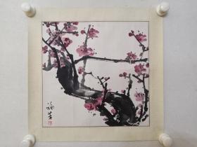 保真书画，刘福芳国画《梅花》一幅，原装裱镜心，尺寸33.5x34cm。刘福芳，1930年生。山东招远人。北京师范学院、首都师范大学美术系教授（原系副主任），研究生导师，享受国务院颁发的政府特殊津贴。中国美术家协会会员，民盟中央妇女委员会委员，北京市工笔重彩画会副会长。54年毕业于中央美术学院，