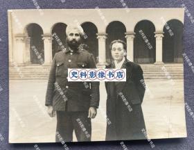 抗战时期 上海地区雄伟的西式建筑廊柱门前合影的上海工部局印度锡克族巡捕与日侨 原版老照片一枚
