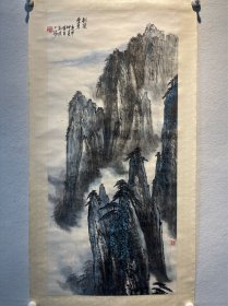 汪恺民 尺寸:95*44cm，立轴 汪恺民，上海市人，毕业于上海工艺美术专科学校，初任教于上海工艺美专，教授中国画，后教学于新加坡与中国两地，是中国当代极为杰出的中年画家。其描绘的花鸟水禽，不仅形态生动，而且表现的十分有趣，逗人喜爱。一生擅长画荷，是一不可多得的水墨画家。