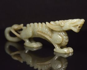 和田玉龙 规格: 16.8×5.3×2.3厘米，重 153克。 玉质温润细腻，沁色自然，刀功老道，皮壳包浆一流，雕刻生动，线条流畅，品相完美！