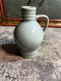 80年代左右，豆青釉执瓶一只