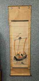 寿老人与惠比寿的大宝船  满载而归 日本回流书画轴挂轴 真实手写品， 纵168Cm横52Cm. 绢本纸裱，木轴全。 数百年的老画，寿与财一起送来，快来接。 (F299)