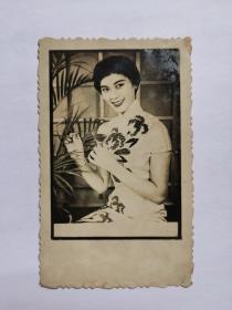 民国美女一代影后，林黛，旗袍生活小照片一张。本名程月如，为爱国人士程思远的长女，原籍广西宾阳，出生于广西南宁，荣获众多奖项。