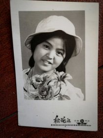 80年代老照片，吉林美女系列之二，初中时代艺术照一张，摄于吉林松花江照相馆