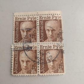 美国1938年邮票方联厄尼·派尔，Ernie Pyle（1900-1945年）美国第二次大战最出名的战地记者，以其战地新闻赢得了1944年的普利策奖。. 他对普通士兵的同情以及他温暖而充满人性的风格使他在前方和后方都大受欢迎。