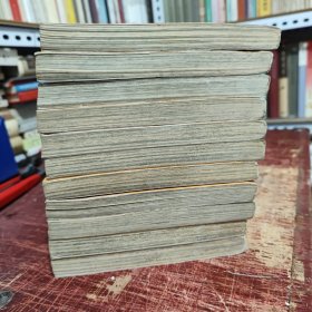 漫画版古龙群侠传；第一部、第二部，1、2、5、6、9、10、13、14、15、16、17，11册合售，其中，5、6册中间开裂，不缺页，15、16册有开裂现象，还未裂开，第一部，有彩页4页，第二部，彩页1页，人物被裁切掉了，其余每一本都带彩页2页，详细参照书影