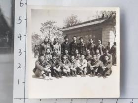 60-70年代几十人在毛主席诗词《长征》前合影照片美女胸前佩戴红卫兵布标(少见)