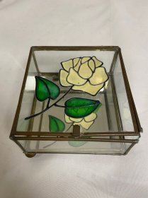 民国时期1930年代黄玫瑰玻璃首饰盒，手绘玫瑰，黄铜与玻璃材质，质感很好，品相如图，八品，没有破损，拍摄的一处需要用胶水粘起来就可以用了，实物非常好看，我没有时间去粘。就这一个。高度7，宽度11.5。