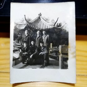 上世纪八十年代·“时尚青年”合影·黑白老照片一张·详见书影·最大尺寸：65x50mm·CDZPDP·10·10