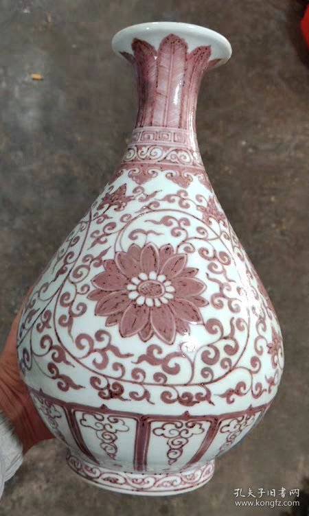 釉里红缠枝莲纹花瓶