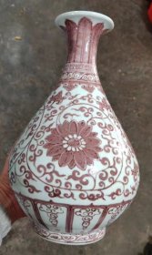 釉里红缠枝莲纹花瓶