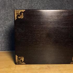 紫檀木盒子牛毛纹清晰，长23厘米，宽19厘米，高13厘米，重1230克