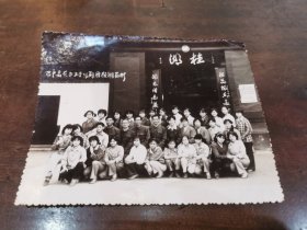 川剧历史文献影像＿《八十年代 巴中县花丛女子川剧团 新都桂湖留影 ）