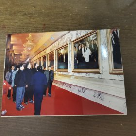 中国人民航空老照片： 宜宾市人防 参观五粮液酿酒车间。兰锋，肖玉虹摄影报道