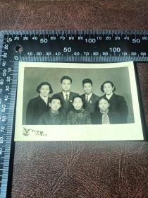 58年一家人在北京大华留影照片一张，有背题，Z502