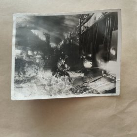 报社流出60年代黑白照片一张，炉前工人【21】