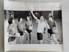 孤品，《刻苦锻炼 增强体质 为实现四个现代化贡献力量》1978年7月天津市体委 天津新闻图片社出品！