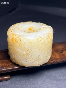 旧藏清代和田玉双狮滚绣球板指