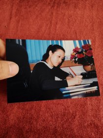 写字的美女老照片八十年代九十年代彩色相片像片