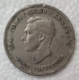 英国1951独年版5先令马剑 由皇家造币厂铸成。正面为经典传说圣乔治屠龙，背面为英国国王乔治六世，边缘刻有拉丁文。 铜镍 38mm 流通旧币 有磕碰 划痕氧化 按图发货
