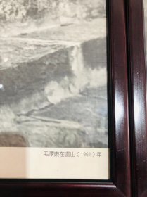 伟人 小一开宣传画一套六张！老画后装裱！分别是:在江西、在灵峰山、在北京、在庐山、在庐山、鉴赏中国古代书画！（惜鉴赏书画有开裂被粘贴了胶带 见最后一图）超大小一开尺寸（97*80公分单幅）！六幅排开是将近5米！悬挂摆放十分气魄！展馆收藏精品 ！收藏精品！稀有老物件！