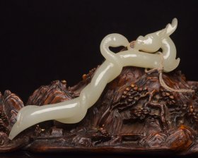 和田玉龙 规格: 15×5.0×1.3厘米，重 61克。 玉质温润细腻，沁色自然，刀功老道，皮壳包浆一流，雕刻生动，线条流畅，品相完美！