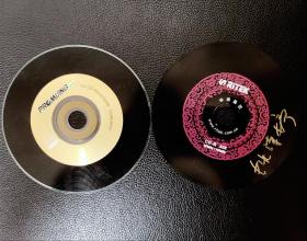 两张不太清楚谁的黑胶cd唱片（裸碟）
