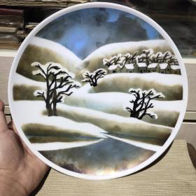 中国景德镇制底款——雪景图案——观赏瓷盘