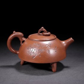 品名：环龙三足 底款：时大彬 尺寸：16/10cm 容量：350cc 紫砂分类：原矿红泥 底款介绍：时大彬（1573——1648）号少山，又称大彬、时彬。是明万历至清顺治年间人，是著名的紫砂“四大家”之一时朋的儿子。他在泥料中掺入砂，开创了调砂法制壶，古人称之为“砂粗质古肌理匀”，别具情趣。