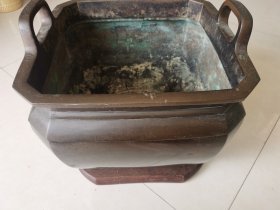大号铜炉（宗教寺庙用物）方口32x32cm，高27cm，重7.4公斤，包浆一流。邮资买家付担，顺丰快递到付。