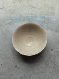 老青瓷碗，有一惊釉，一窑疤