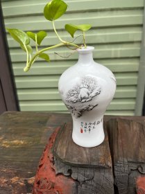 2004年景德镇陶瓷研究所制的雪景小花瓶一个