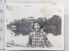 50-60年代美女昆明大观楼照片(李如琴、魏碧志相册:魏碧志，西南防疫队队员；李如琴，大理一中毕业后考取昆明医学院，后加入西南防疫大队云南省防疫队进入沧源县为阿佤人民做防疫工作，少见的西南防疫老资料老照片)