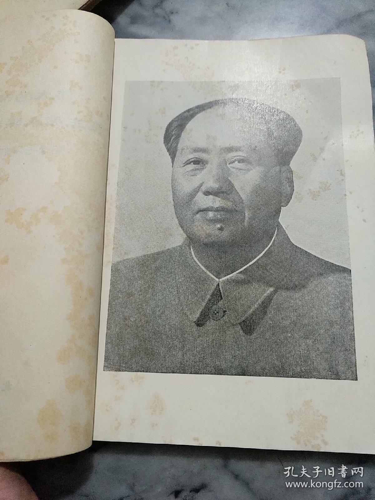 伟大的领袖和导师毛主席永远活在我们心中