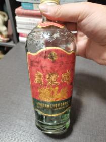 高粱醇老酒瓶一个，具体请看图。